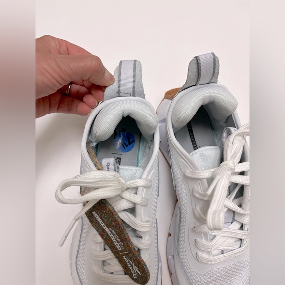 NWT REEBOK Zig Dynamica women’s Shoes white and Orange No box - Picture 9 of 16